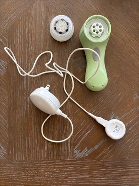 Clarisonic Facial Cleansing Brush in Light Green with White Accessories